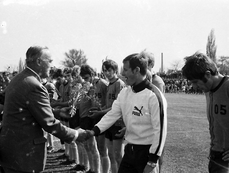 19710502 Göttingen 05 - Hannover 96, Ehrung