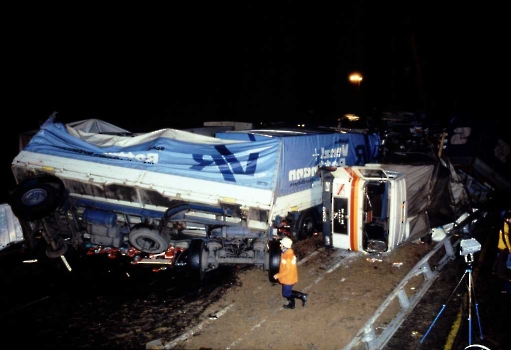 19820305 Unfall LKWs BAB 5