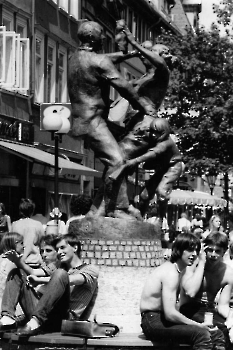 19820604 Figur am Nabel