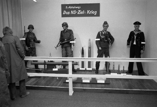 19830203 Museum. Unterm Hakenkreuz 1