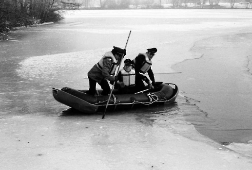 19830225 Eisrettung Kiessee 1