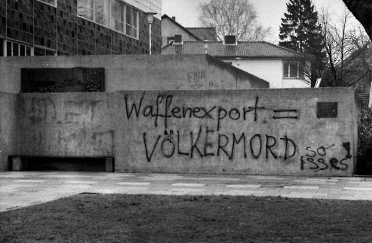 19830300 Schmiererei Stadthalle 1