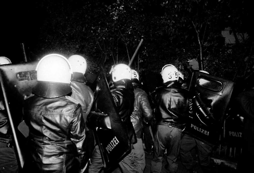 19951002 Demo Vermummte vor Juzi